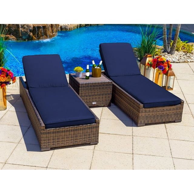 Sorrento 3-Piece Resin Wicker Outdoor Patio Furniture Chaise Lounge Set in Brown w/ Two Chaise Lounge Chairs and Side Table (Flat-Weave Brown Wicker, Sunbrella Canvas Navy)