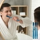 thumbnail image 4 of Cepillos de dientes manuales, cepillos de dientes extra suaves Experimente la tradición Cepillo de dientes para adultos con 68 orificios con cabezal tradicional y grande con cerdas suaves para uso dom, 4 of 5