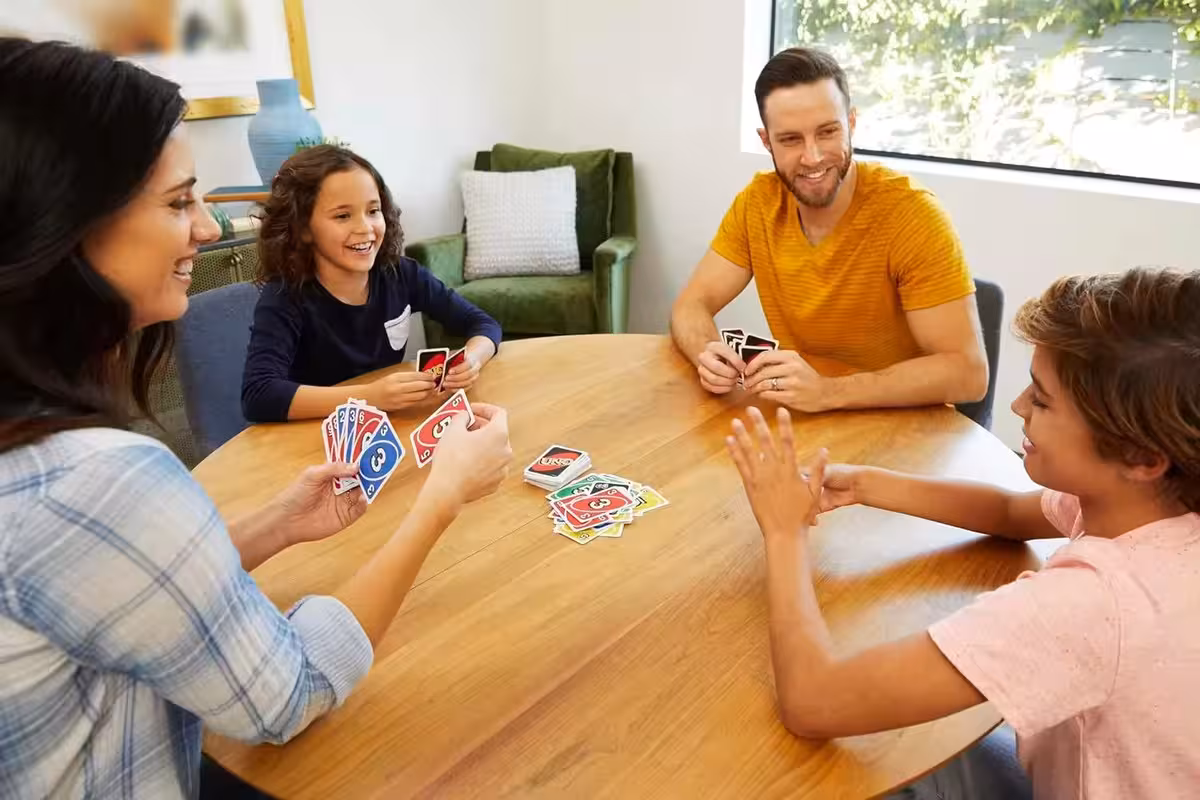 thumbnail image 3 of UNO Original - Juego de Cartas Familiar - Clásico - Baraja Multicolor de 112 Cartas - De 2 a 10 Jugadores - para Niños y Adultos, 3 of 6