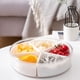 thumbnail image 1 of Bandeja de plástico dividida con tapas, ideal para servir frutas, snacks, alimentos o almuerzos. También sirve como bandeja vegetariana para dulces, aperitivos y bocadillos., 1 of 5