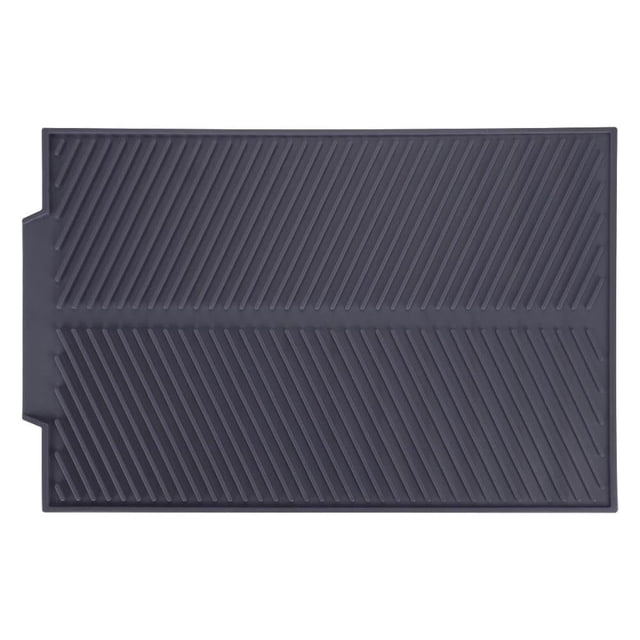 tapete escurridor de trastes de silicona, alfombrilla rectangular gris vista cenital con textura diagonal y labio de drenaje integrado en un lateral que protege encimeras de la acumulación de agua; también sirve como base para utensilios al lavar.