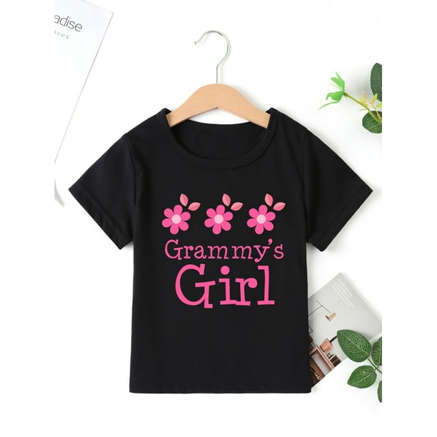 Camiseta estampada "Gummy's Girl" gris claro para niñas. Algodón suave, informal, cuello redondo, manga corta y estampado floral rosa. Ideal para primavera/verano. Ropa para niñas pequeñas.