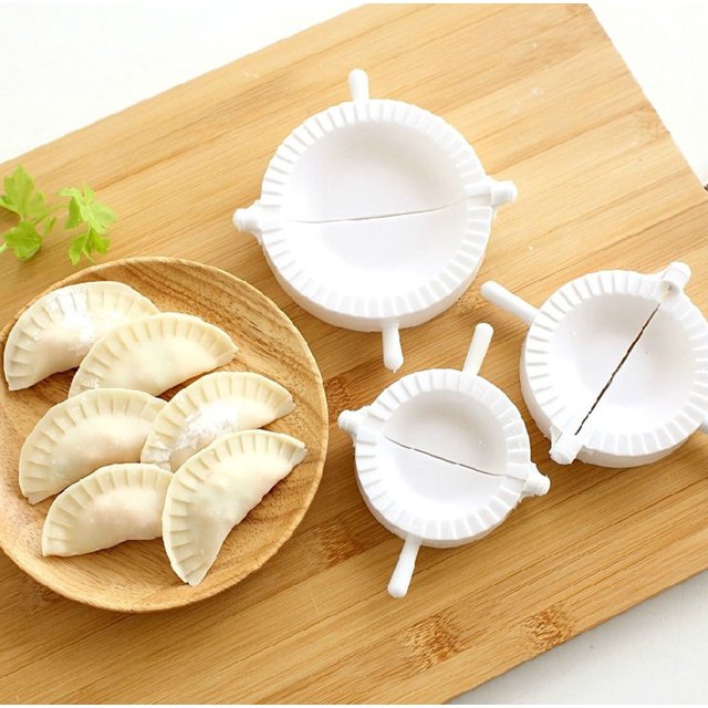 ycolew - juego de moldes de plástico para prensar ravioles blancos, empanadas, wontons y empanadas chinas, herramienta para hacer carne, ideal para cocina casera, picnic y fiestas. Tres moldes blancos redondos en distintos tamaños con borde estriado y palancas de cierre, colocados sobre tabla de madera junto a un plato con empanadas crudas; a menudo se usan para porcionar y sellar rellenos en reuniones y comidas al aire libre.