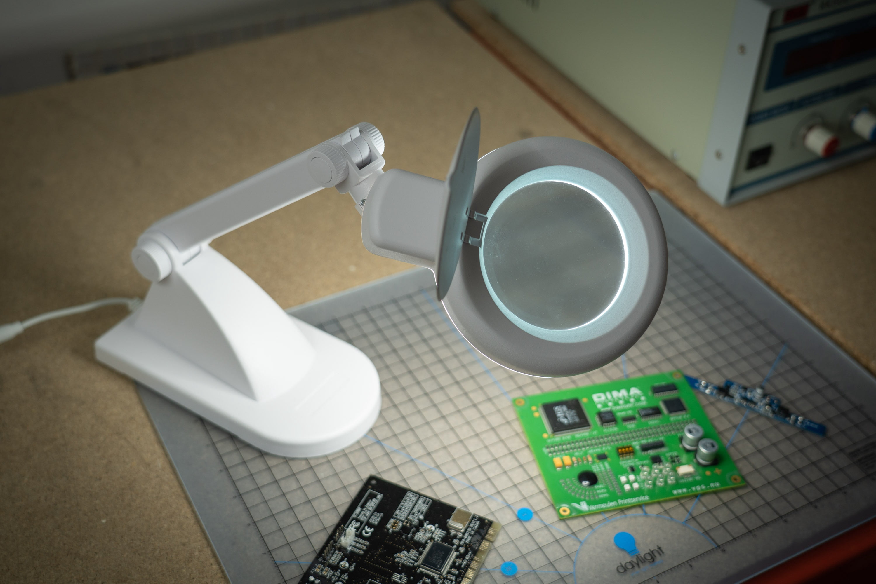 Daylight LED Magnifying Table Lamp