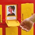 thumbnail image 4 of Hasbro - Jeu de Société Géant Devine Qui?, 4 of 5