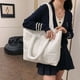 thumbnail image 3 of Bolso Puffer Satchel Bandolera para Mujer Color Sólido Nylon, 3 of 9