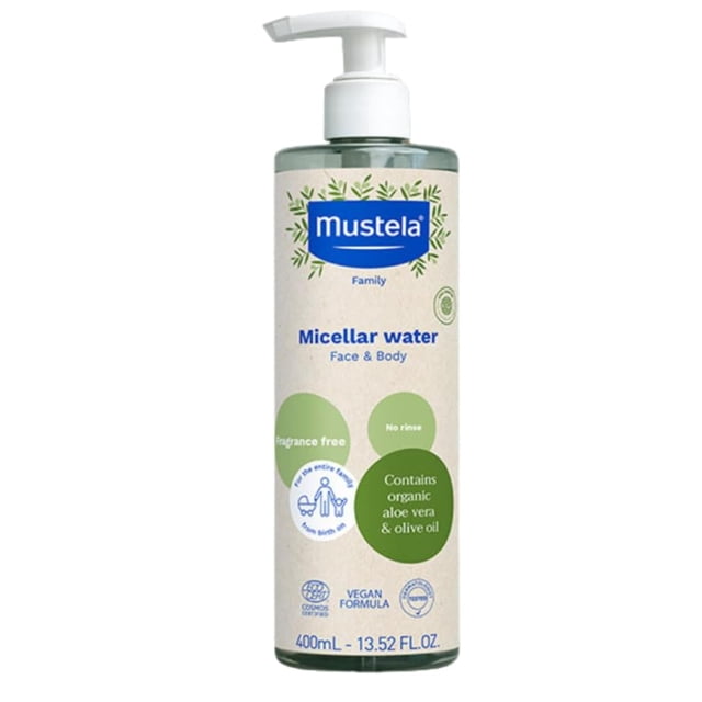 mustela agua micelar certificada orgánica sin enjuague 400 ml, botella dispensadora frontal con etiqueta beige y logo azul; limpiador facial y corporal sin fragancia con aloe vera y aceite de oliva, apto para bebés y adultos.