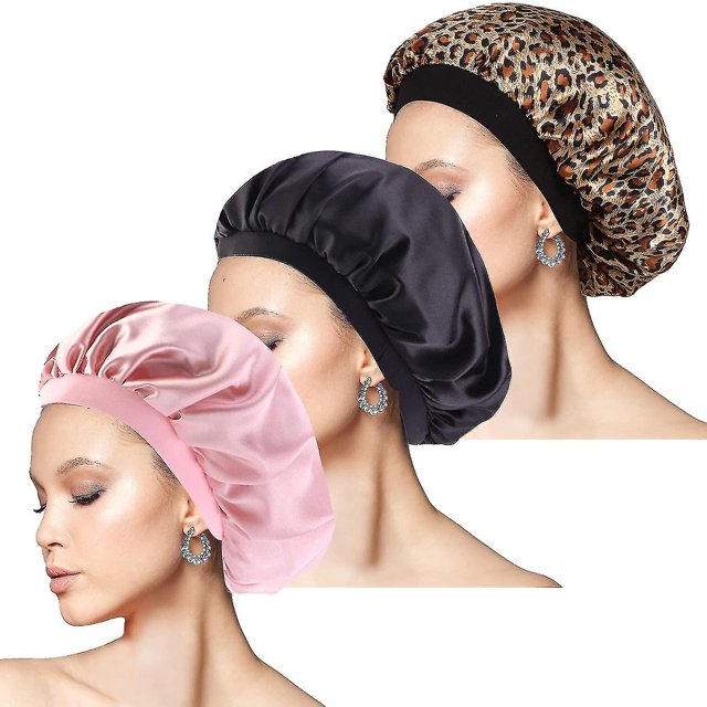 3 piezas de gorro de satén para dormir, gorro de seda para dormir, gorro de satén de banda ancha, gorro de seda para dormir por la noche conjunto de tres gorras con banda ancha elástica: rosa satinado, negro satinado y estampado animal; vista frontal centrada que muestra la silueta holgada tipo bonnet sobre fondo blanco; también suelen usarse para proteger peinados en viajes cortos.