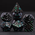 thumbnail image 2 of Maywin Dados de rayas de metal, dados Dnd con rayas metálicas sólidas y brillantes, con caja de metal de regalo para juegos de mesa de mazmorras y dragones (níquel negro, verde oscuro), 2 of 5