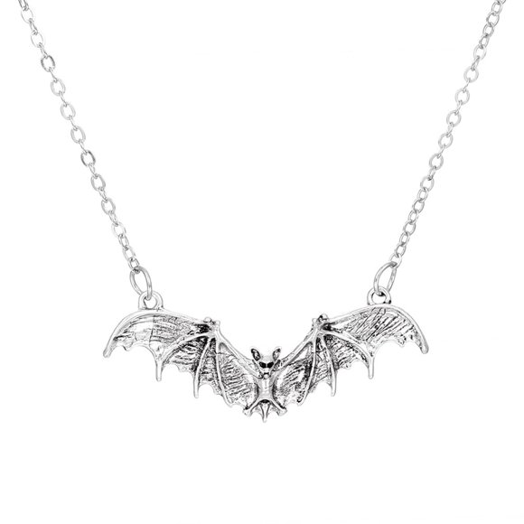 Stylish Gothic Bat Pendant Necklace for Men and Women Street Trendy Jewelry Unique Collarbone Chain for Halloween Celebrations