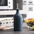thumbnail image 2 of Botella dispensadora de aceite de oliva de cerámica Sweejar 460 ml, color azul niebla, 2 of 5
