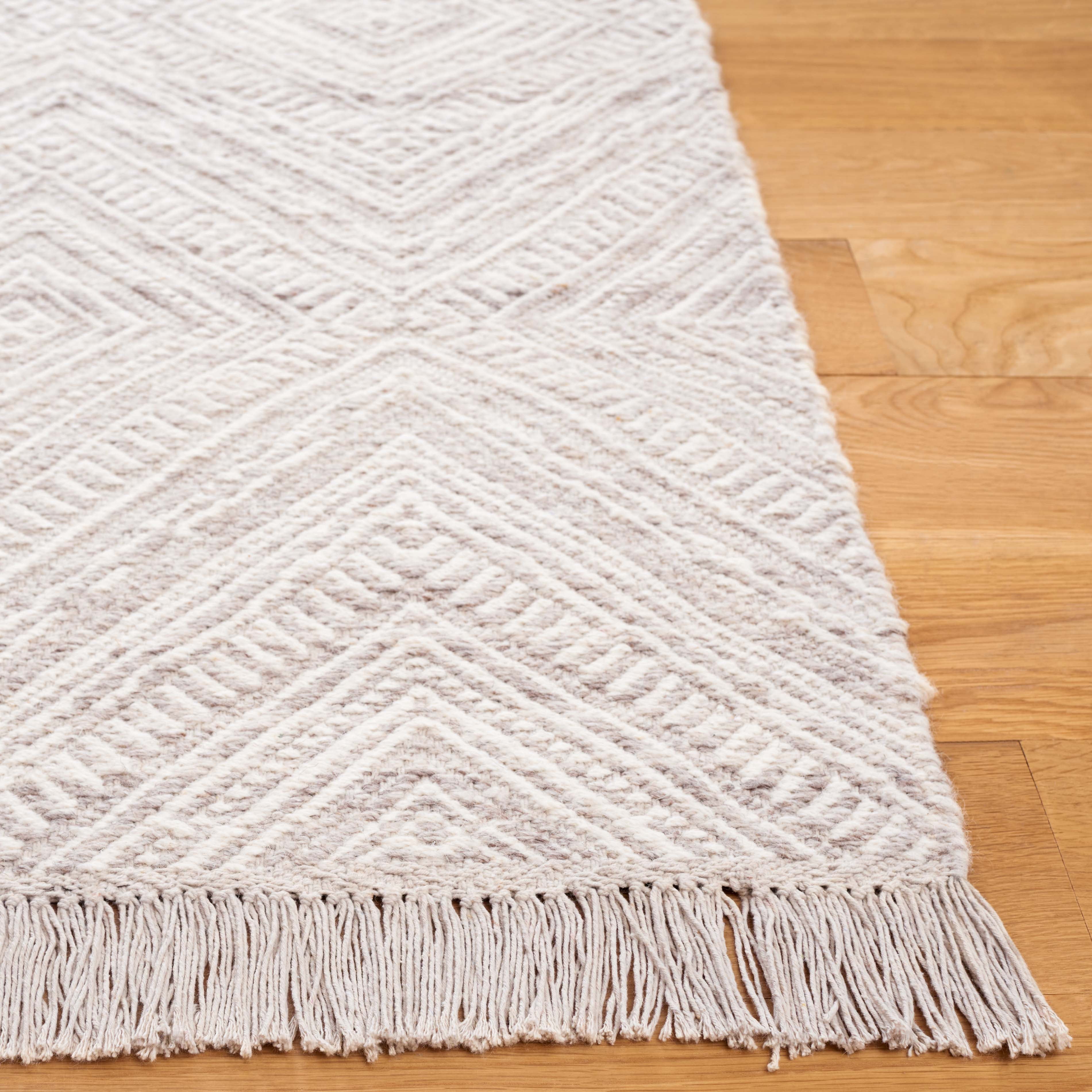 Safavieh Kilim Shannon Diamond Area Rug, Beige/Ivory, 4' x 6'