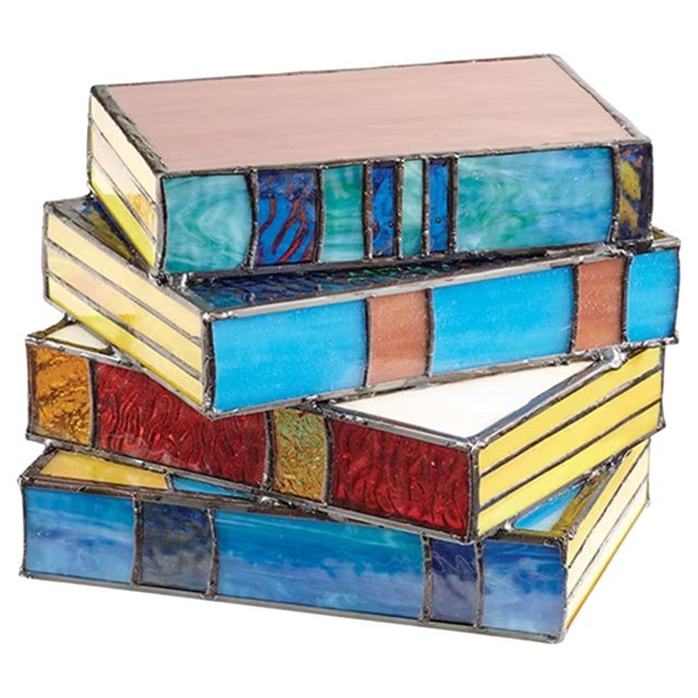 Libros apilados coloridos que leen el rincón que enciende la lámpara de mesa del vintage para la decoración casera