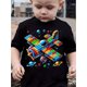 thumbnail image 1 of Una camiseta de verano moderna para niños y niñas con un divertido diseño de avión, perfecta para uso casual. Esta camiseta transpirable y cómoda es ideal para la moda urbana y un regalo ideal., 1 of 6