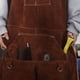 thumbnail image 3 of Delantal de soldadura para hombres y mujeres Delantal de cuero premium para cocinar carpintería herreros carpinteros con bolsillos para herramientas resistente al calor retardante de llama, 3 of 6
