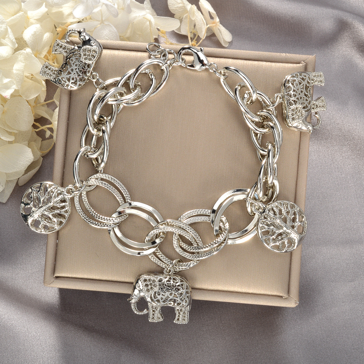 A retro-style charm bracelet made of copper, with elephant and tree of life pendant, simple hip-hop fashion chain, suitable for women's daily and party wear, is an ideal gift for friends and couples.