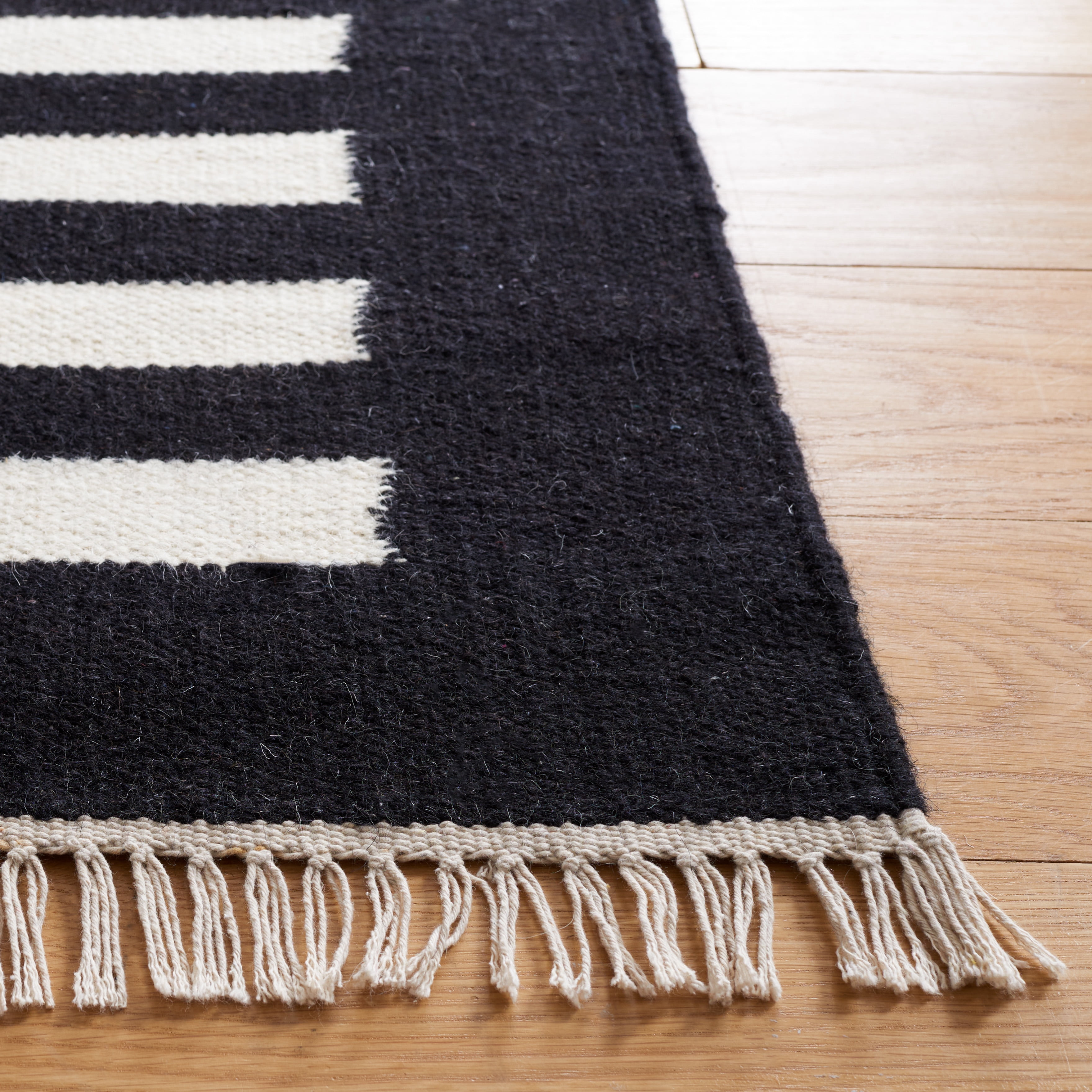 SAFAVIEH Striped Kilim Cady Striped Area Rug, Ivory/Black, 6' x 9'