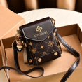 thumbnail image 5 of Sac pour Téléphone à Bandoulière Mini à Rabat, Sac d'Épaule à Imprimé de Lettres, Sac Carré à Clous Décoratifs pour Femme (4.7*6.7*3.7) Pouces, 5 of 5