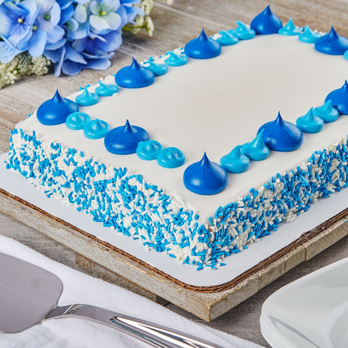 Freshness Guaranteed White Cake, Vanilla Naturally and Artificially Flavored Buttercream Frosting, 1/4 Sheet, Serves 18, 55 oz (Baked)