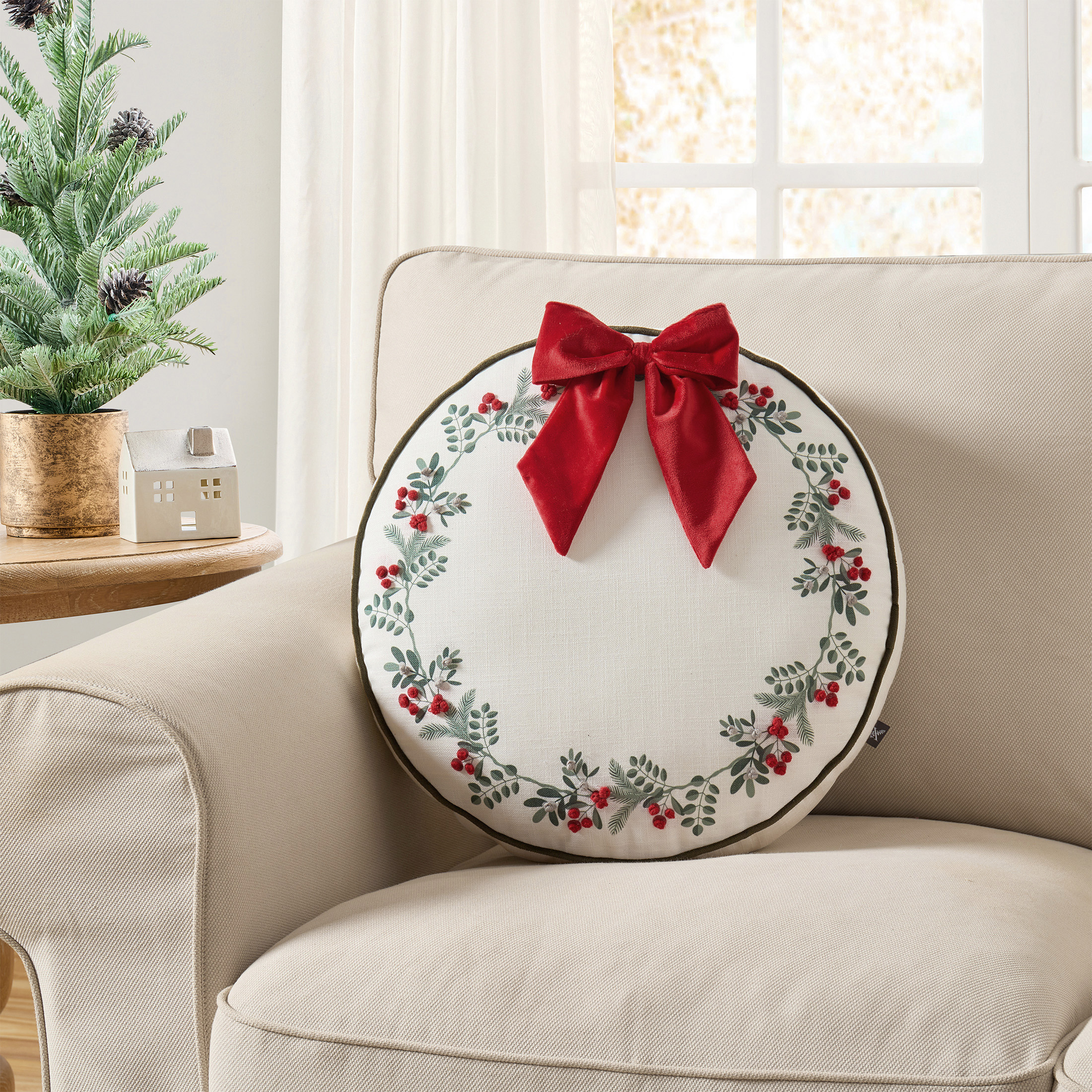My Texas House Bright White Christmas Wreath Round Decorative Pillow, 16 in x 16 in