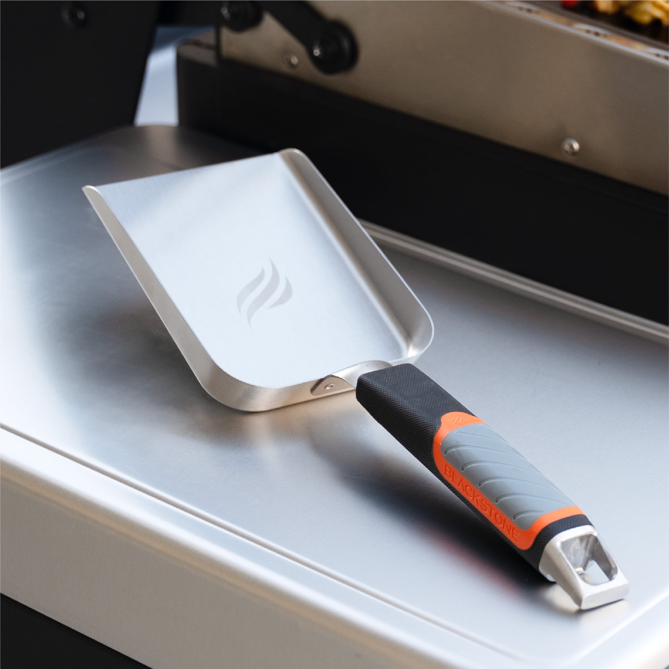 Blackstone 15” Stainless Steel Griddle Scoop with Flat Base, 1-Piece