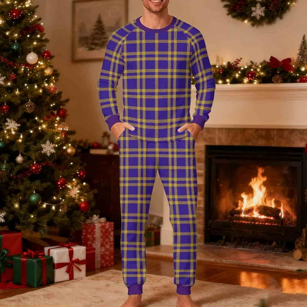 Pijama navideño para hombre, blusa y pantalones con estampado navideño a cuadros.