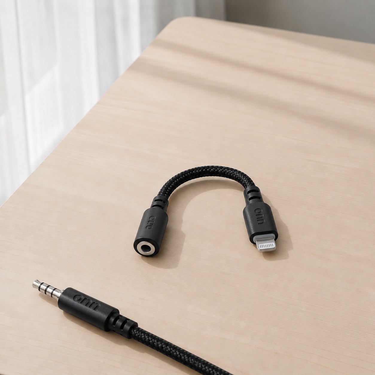 onn Adaptador Trenzado Lightning a AUX de 3.5mm, Negro 2