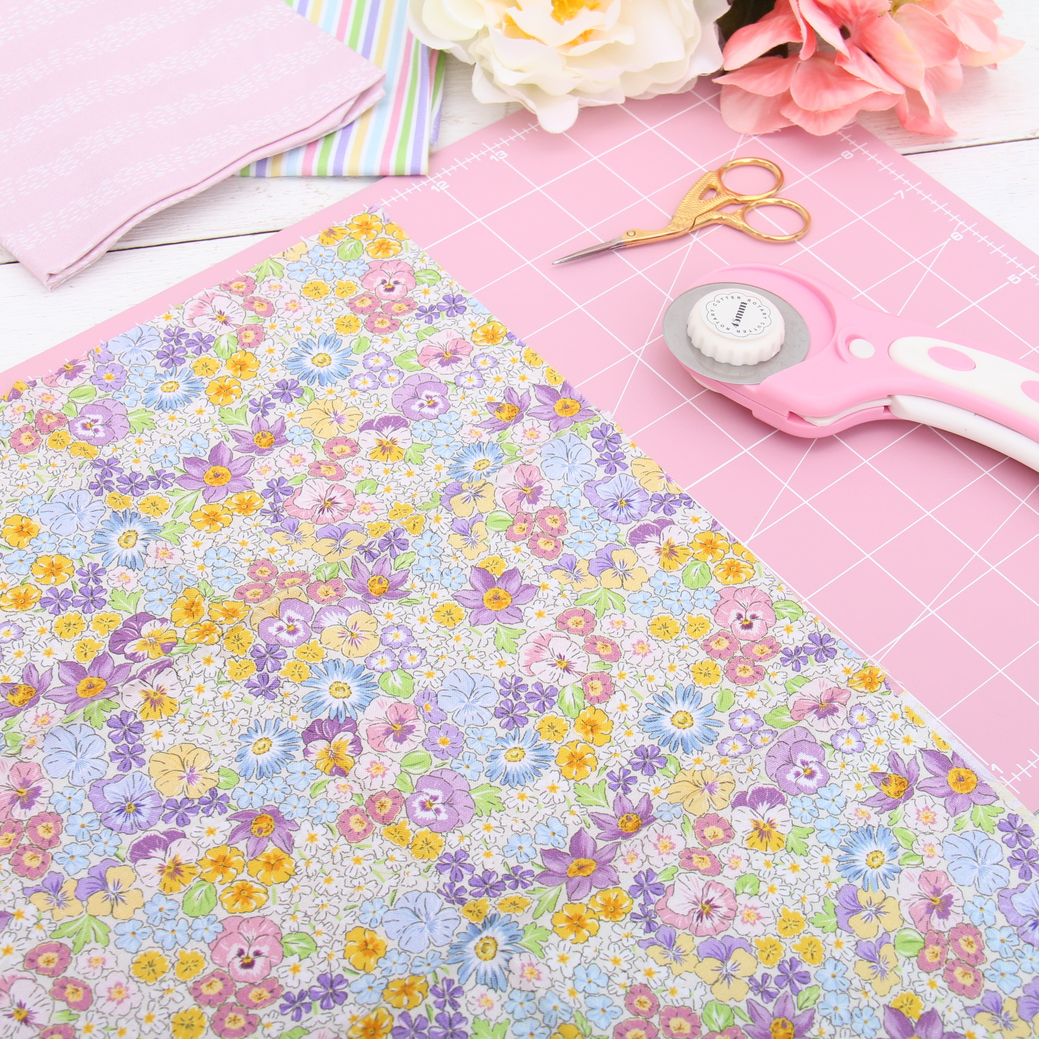 『TEN QUILTING JKT 44 NAVY』 10 Yard Cut ThreadArt Premium Cotton Quilting Fabric - Navy
