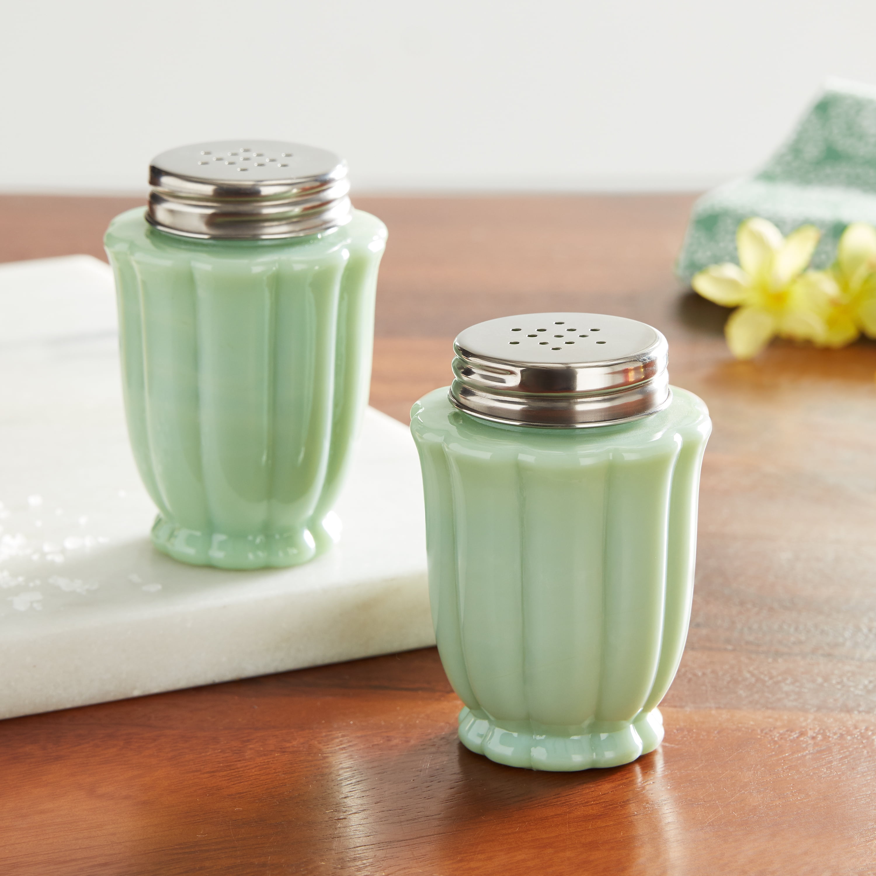 Featured image of post Salt And Pepper Shakers Holes Size Difference / The simple design of the salt and pepper shaker set has a timeless appeal.