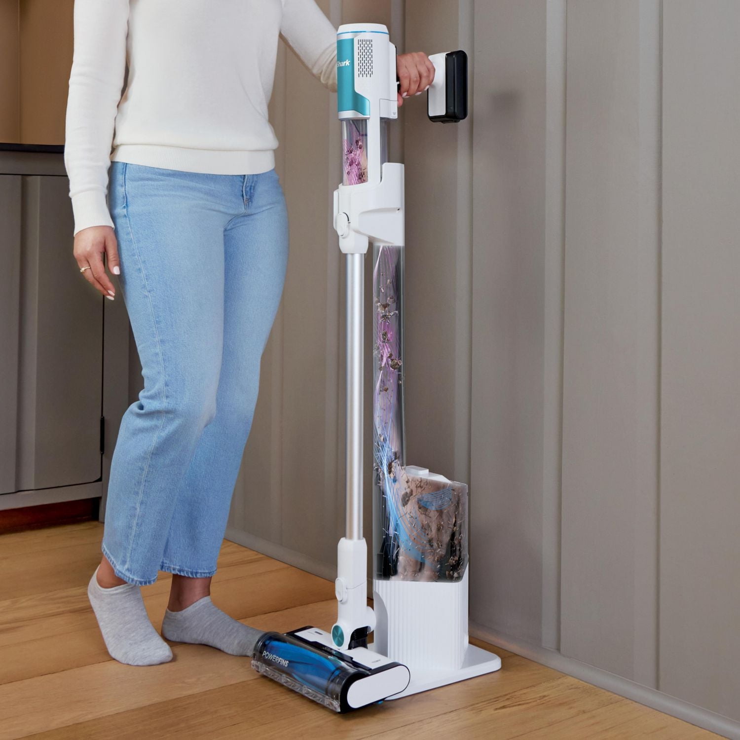 Aspirateur-balai sans fil Propre et vide de Shark® doté d’un système d’évacuation automatique, d’une brosse rotative autonettoyante, d’un système de filtration HEPA et de la technologie antiallergène
