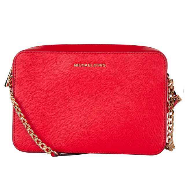 bolsa mk jet set crossbody bright red mod 32s4gtvc3l michael kors 32s4gtvc3l Bolso crossbody Michael Kors en piel vacuna Bright Red, vista frontal centrada de silueta rectangular compacta. Textura granulada visible, logo MICHAEL KORS y herrajes en tono dorado, correa cadena dorada con asa suave para hombro, cierre superior con cremallera. Medidas 22 x 10 x 2 cm; interior con bolsillos versátiles; a menudo usado como bolso diario para salidas casuales.