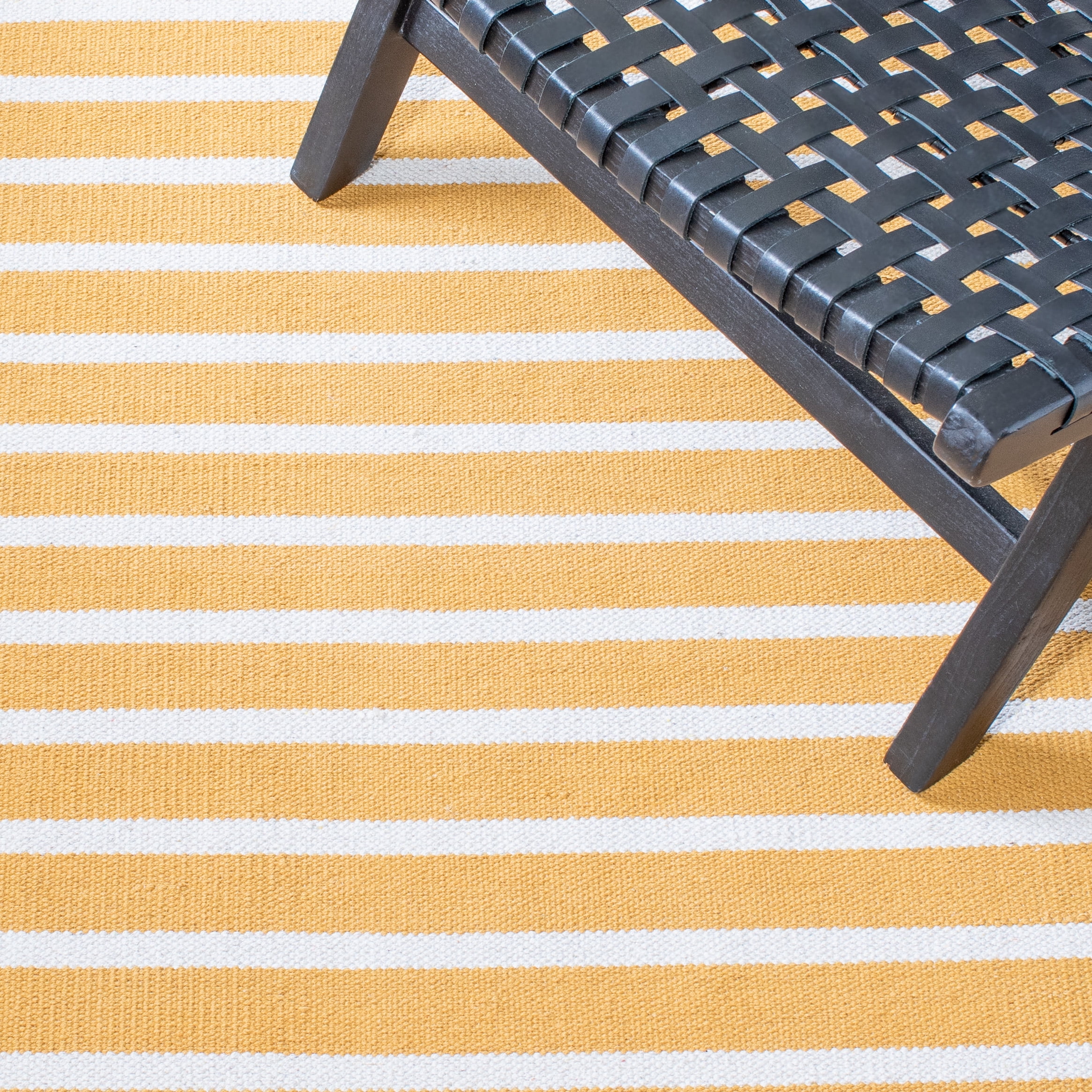 SAFAVIEH Montauk Amadine Striped Cotton Area Rug, Gold/Ivory, 6' x 6' Round