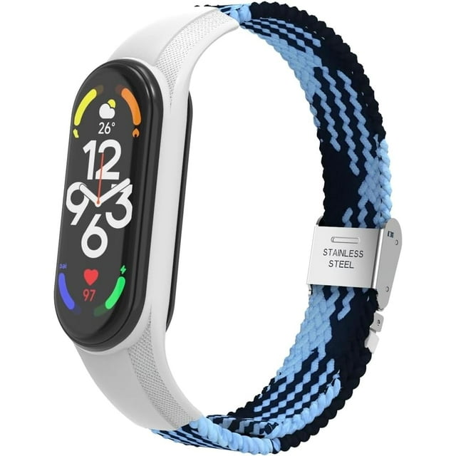 correa de silicón y nylon + hebilla unisex para smart watch de xiaomi compatible con de mi band 7 / 6 / 5 / 4 Vista 3/4 de correa combinada azul y blanco (silicón y nylon) con hebilla de acero inoxidable marcada, ajustable hasta 230 mm (23 cm), compatible con Xiaomi Mi Band 4/5/6/7; flexible, cómoda y con buena transpiración según especificaciones; también suele usarse para personalizar pulseras deportivas.