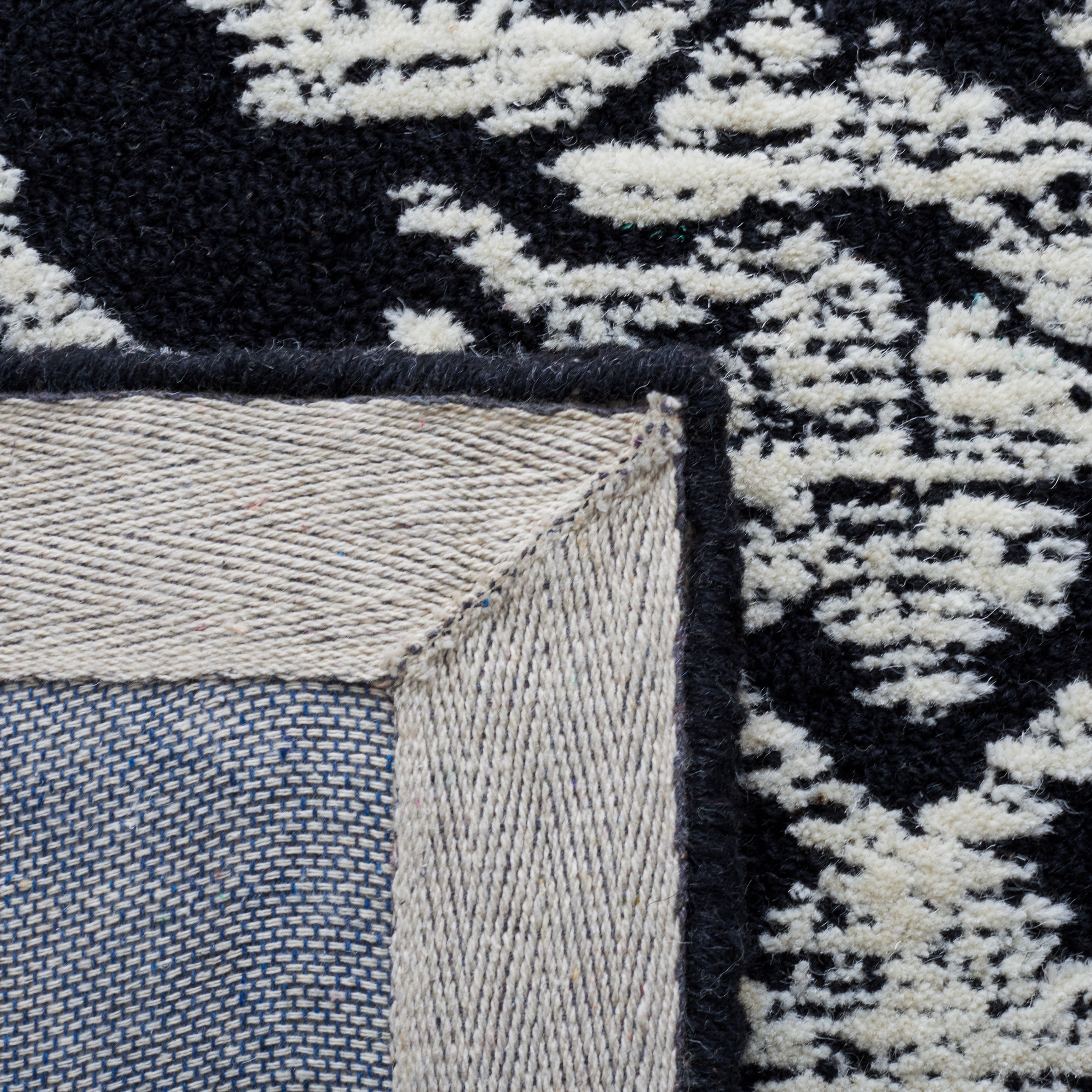SAFAVIEH Metro Sutton Medallion Area Rug, Black/Ivory, 4' x 6'