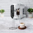 thumbnail image 2 of (Negro) Espumador de leche eléctrico, mini batidor con motor de 14000 RPM, mezclador de bebidas con batidor de acero inoxidable, alimentado por 2 pilas AA, para café, latte, capuchino, chocolate calie, 2 of 5