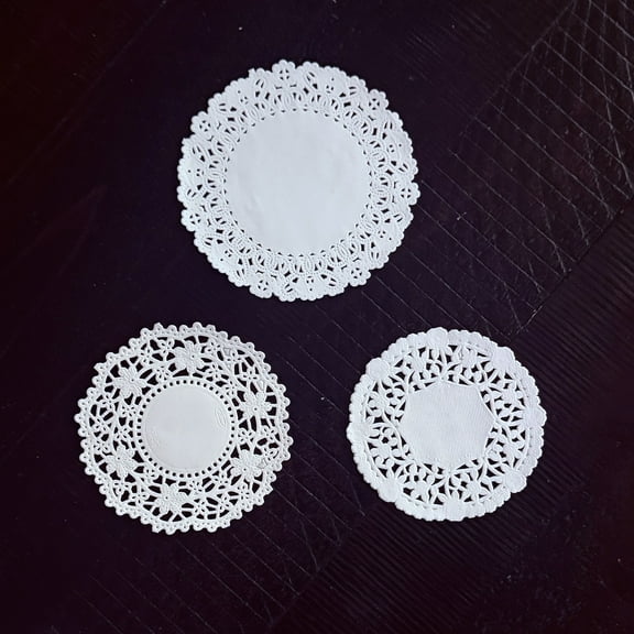 The Baker Celebrations 150-Pack Round Paper Lace Doilies, White Doily Assortment