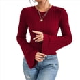 thumbnail image 2 of Camiseta de Larga Acampanada de Punto Acanalado para Mujer, Cuello Redondo, Corte Entallado, Ribete en Forma de Lechuga. Rojo Vino M, 2 of 9