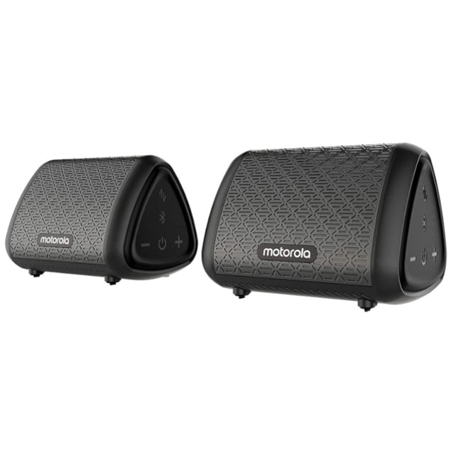 bocina bluetooth motorola sonic sub 340 bass twin manos libres alexa google negro Par a 3/4 de dos bocinas Motorola Sonic Sub 340 Bass Twin en negro; cápsulas triangulares compactas con rejilla geométrica y logo Motorola en el frente, botones laterales de volumen/reproducción, patas de apoyo y puerto de conexión visibles; micrófono integrado, subwoofer interno para graves y clasificación IPX5 según especificaciones, compatible con Alexa y Google Assistant; suele usarse también para audio portátil en viajes.