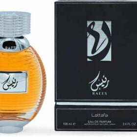 lattafa raees eau de parfum 100 ml unisex frasco ovalado de vidrio ámbar con tapa plateada estriada y placa frontal con texto árabe, junto a caja negra con logotipo y texto Raees, 100 ml (3.4 fl oz); su tamaño es adecuado para llevar en neceser de viaje.