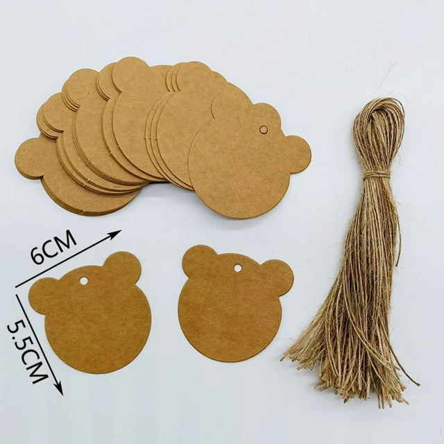 Tarjetas de presentación con notas y mensajes en papel marrón en blanco, pequeñas tarjetas de felicitación, nombres de lugares, vocabulario, palabras, grafitis, álbumes de recortes, etiquetas de