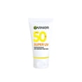 thumbnail image 1 of Protector Solar Facial Garnier Skin Active Antioleosidad Toque Seco Crema Sin Color FPS 50+ con Vit C 40 ml, 1 of 4
