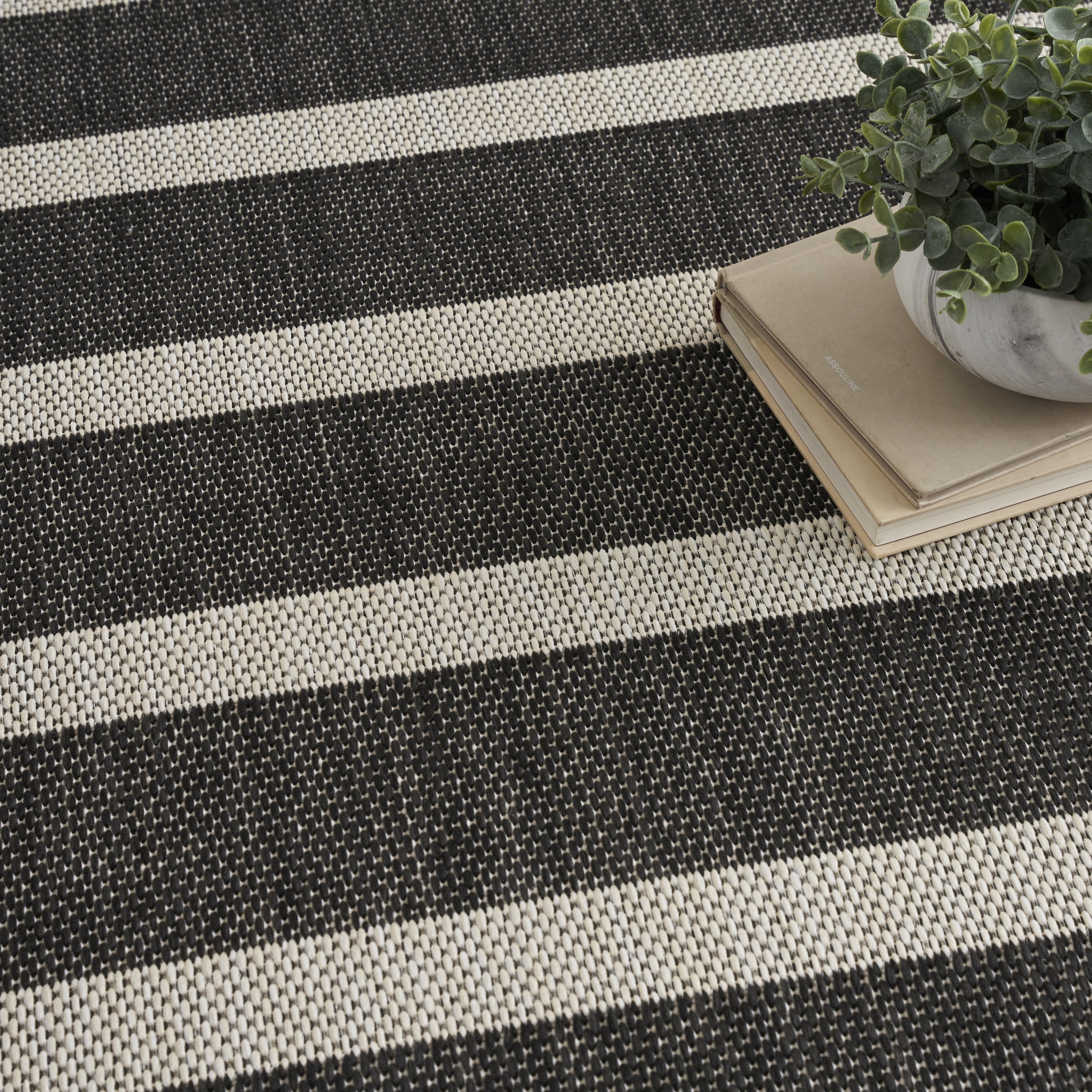 Nourison Positano Indoor/Outdoor Black Ivory 5' x 7' Area Rug (5x7)