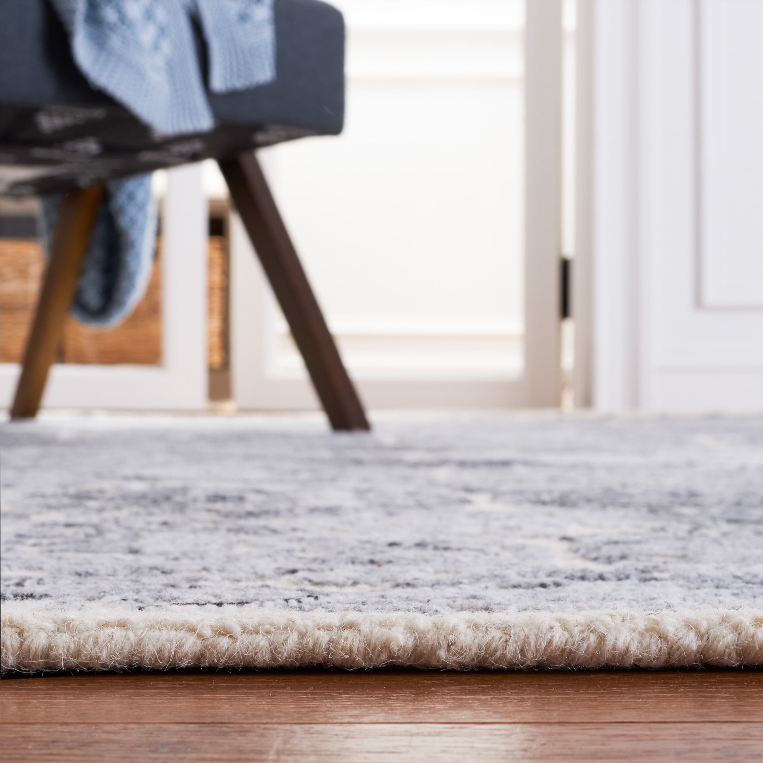 SAFAVIEH Metro Tama Medallion Area Rug, Ivory/Grey, 6' x 6' Square
