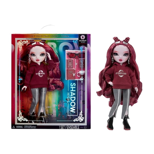muñeca shadow high scarlet rose muñeca granate con sudadera con capucha, vaqueros plateados y botines; cabello rojo granate en dos moños y largos rizos, gafas de sol deportivas, pendientes de aro y ojos de cristal; incluye diario, taza, soporte y empaque blister colorido — adecuada para juego de narración creativa.
