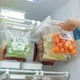 thumbnail image 4 of Almacenamiento Refrigerador Bandeja De Riel Deslizante Ahorro De Espacio Fácil De Limpiar Estante De Refrigerador Colgante Separado Operación Simple Para Bolsa No.2 Yuarrent HA045316-01, 4 of 6