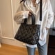 thumbnail image 2 of Bolso de mano acolchado para mujer, bolso de compras, bolso hobo suave e impermeable, bolsos de hombro ligeros para el trabajo, entrenamiento, 2 of 6