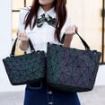 thumbnail image 3 of Bolso luminoso geométrico para mujer, bandolera acolchada, plegable, liso, láser, 2024, 3 of 7