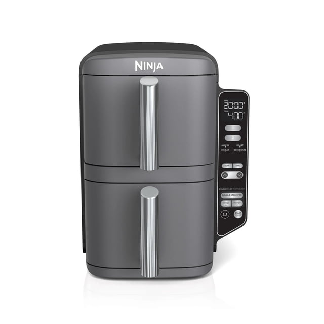 ninja sl400 doublestack xl freidora de aire de 2 cestas, vista frontal centrada de la freidora doble apilada gris oscuro con dos cajones extraíbles y asas plateadas; panel táctil lateral derecho con pantalla digital y botones para temperatura y tiempo; diseño compacto de 10 cuartos de galón, 4 en 1 para freír al aire, asar y hornear, permite cocinar cuatro alimentos a la vez; también ideal para recalentar porciones pequeñas.