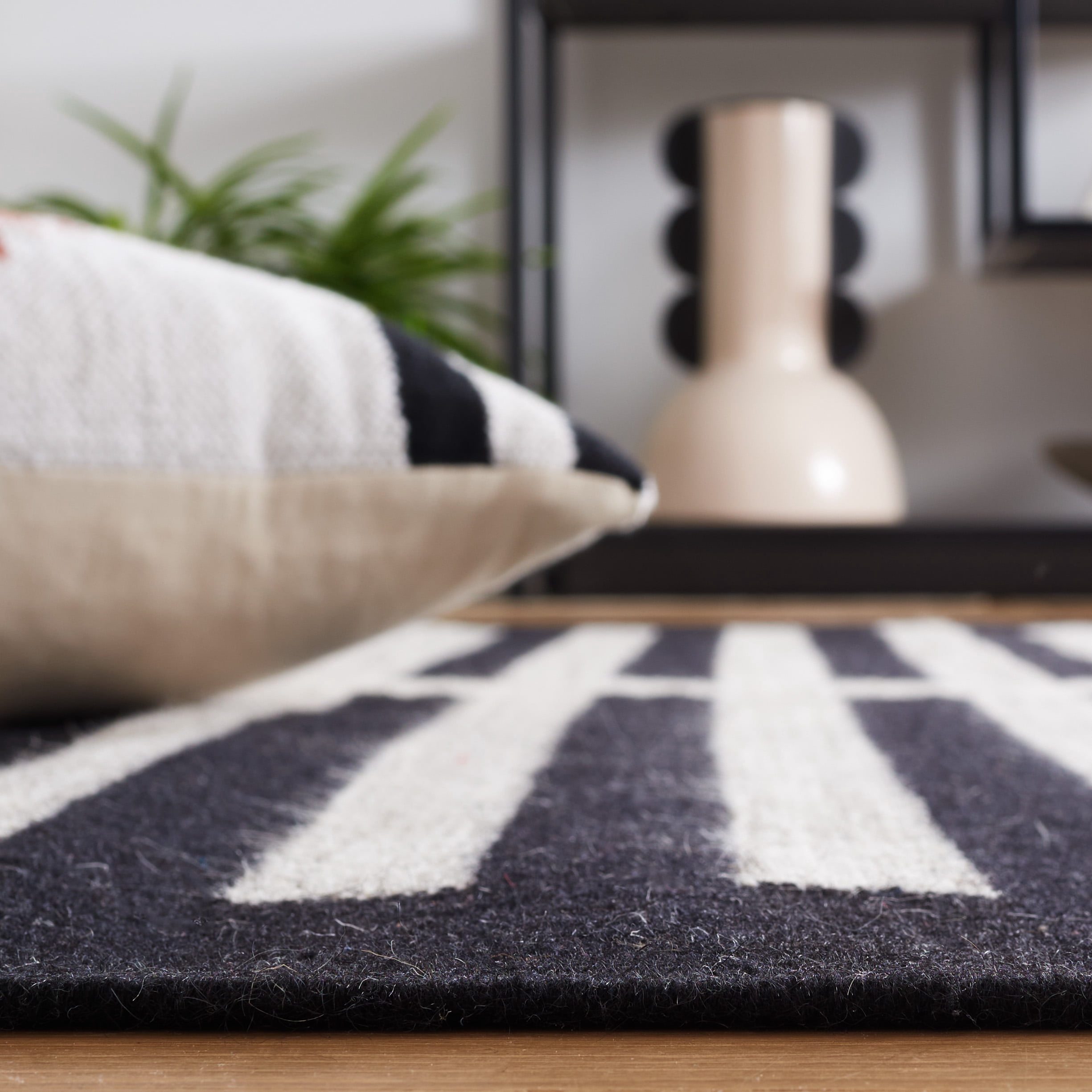 SAFAVIEH Striped Kilim Cady Striped Area Rug, Beige/Black, 4' x 6'