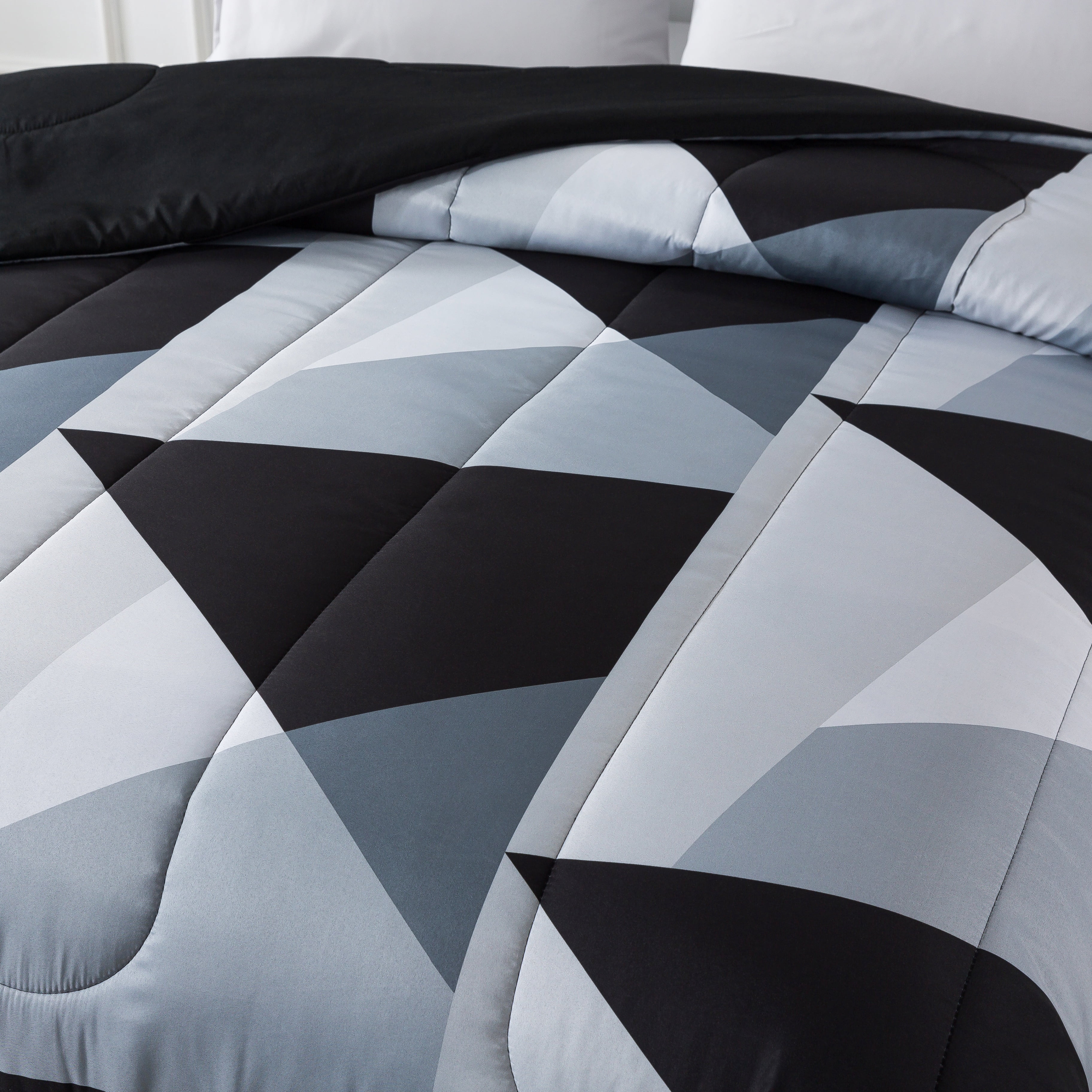 Mainstays Black & White Geometric 5 Piece Bed in a Bag Comforter Set with Sheets and Plush Throw, Queen